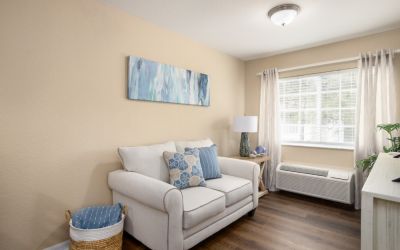 lake-forest-28-unit-living-room.jpg